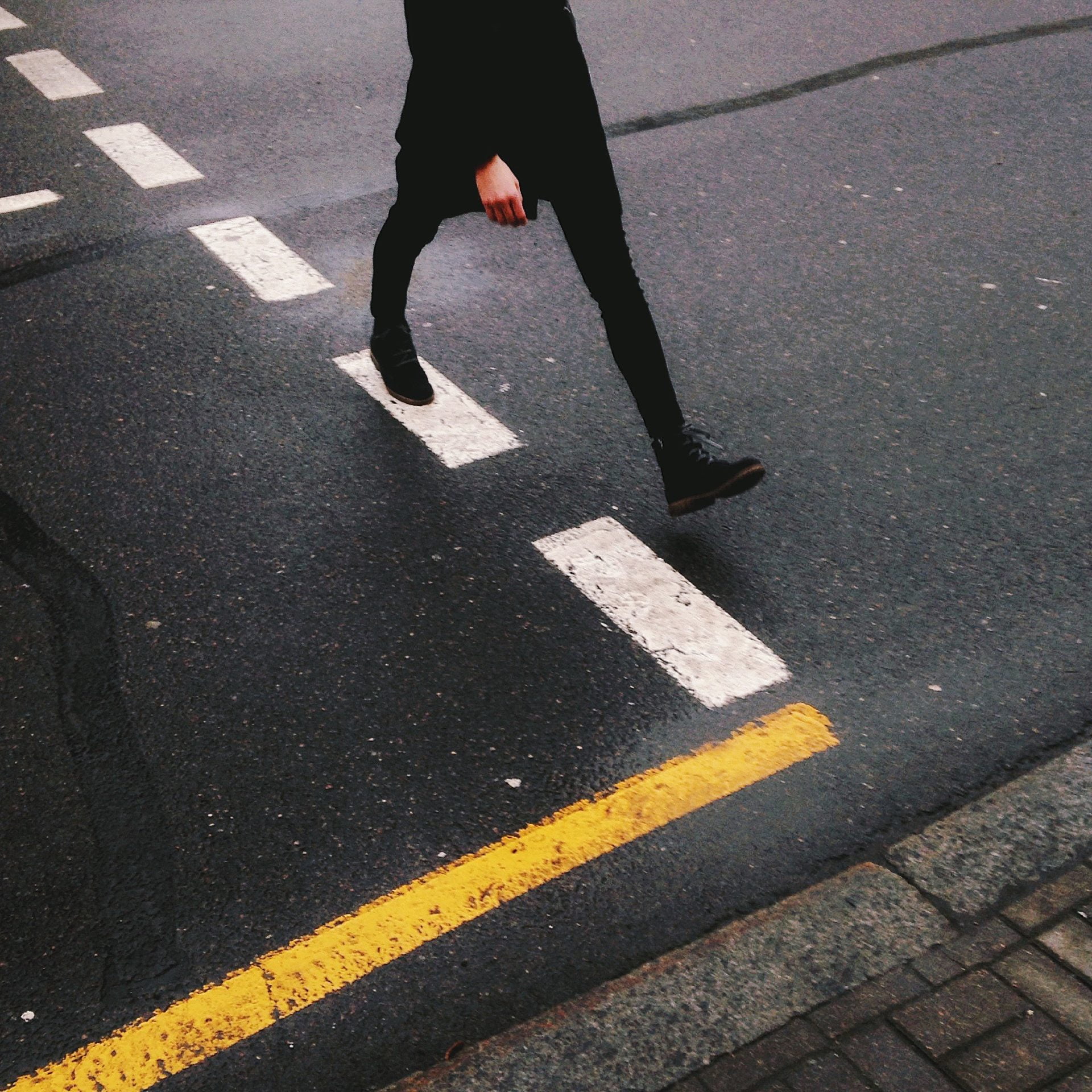 walking-woman-2023-11-27-05-00-55-utc
